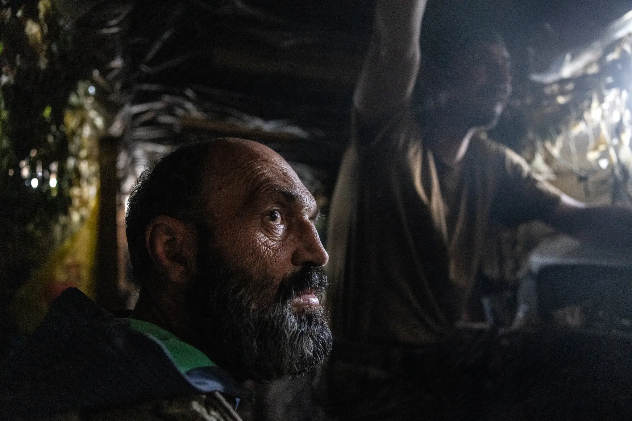 Бійці 58-ї бригади прислухаються до прольоту російських безпілотників. Чоловіки поставили металеві огорожі та застелили килимами багато отворів, щоб заблокувати невеликий літак, що вибухнув.